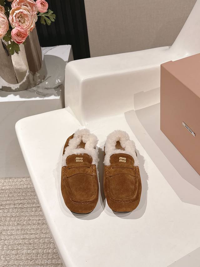 25Ss catwalk style Miumiu Miu Miu small square toe furry loafers, flat fur-lined