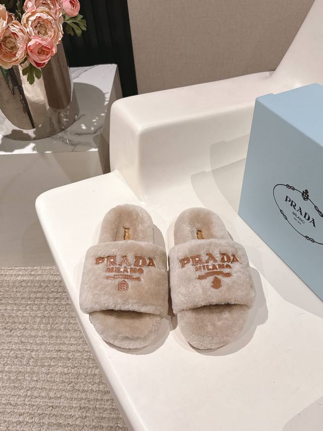 Prada's new autumn and winter wool slippers are a versatile and fashionable item