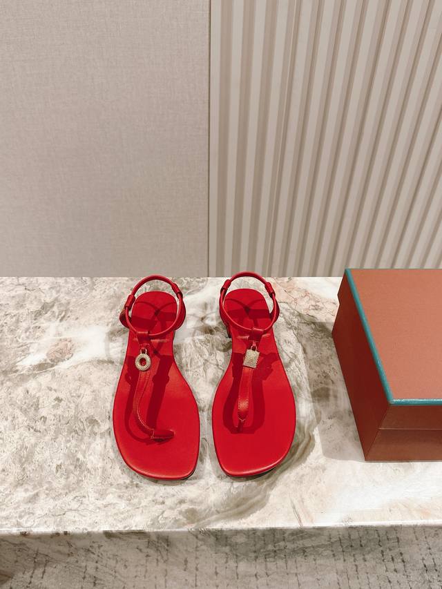 Loro Piana releases the new 225 DDD. Original sheepskin upper, sheepskin lining