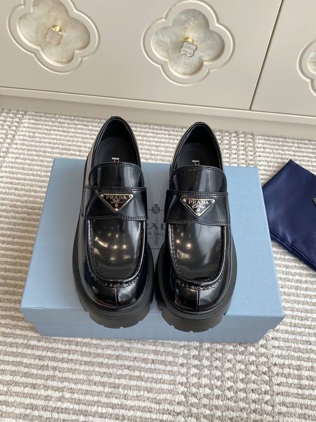 batch of cowhide suede purchasing level Prada Prada 2025 new triangle logo thic