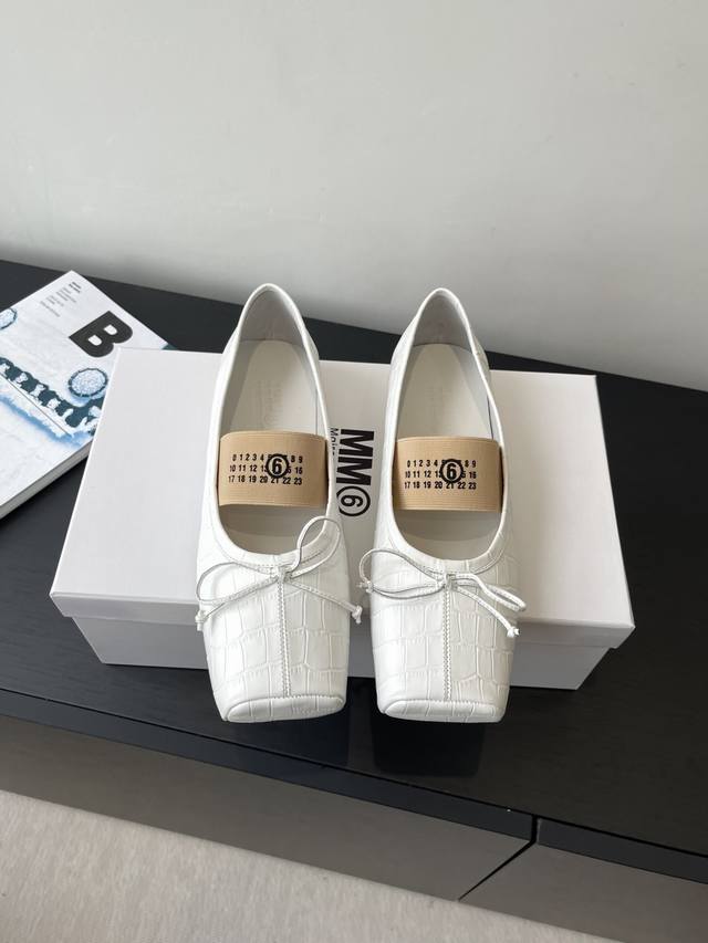 Mm6 Maison Magical's new, super-hot 25Ss square-toed, flat-soled Mary Jane balle