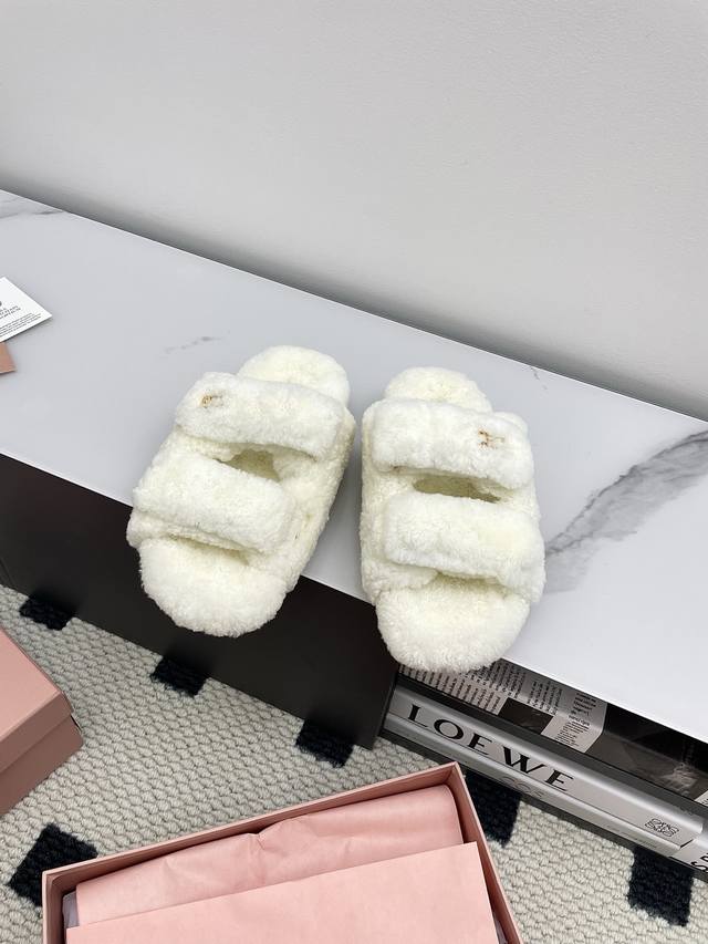 230 270 Price: Choose from Miu Miu 25Ss Fall/Winter Velcro Fur Slippers. A versa