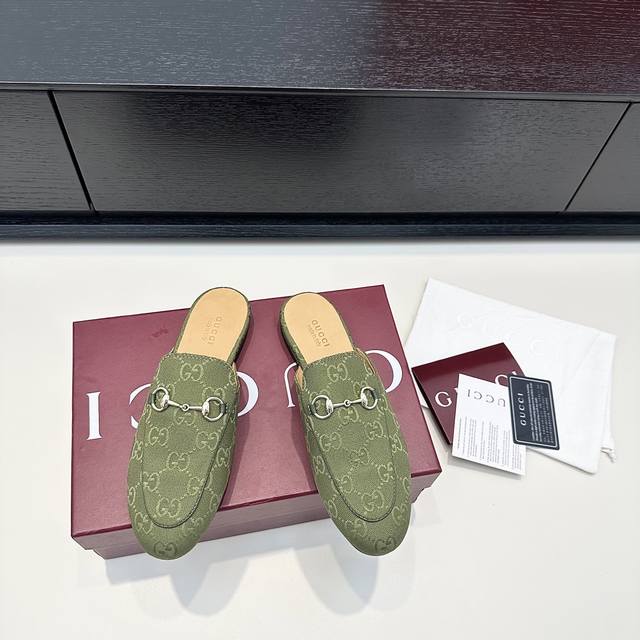Loafers Gucci's new G double G slip-on shoes with a hidden pattern. Classic hor