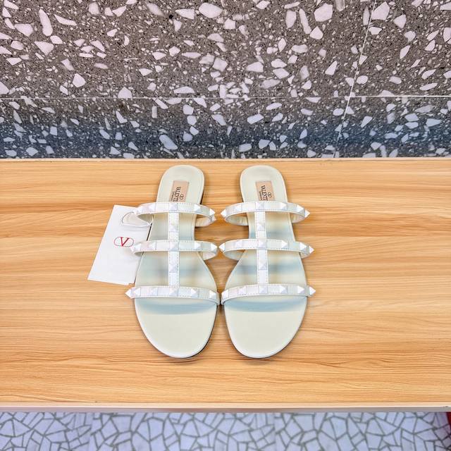 Valen**Tino's popular block-heeled sandals instantly outshine all other versions