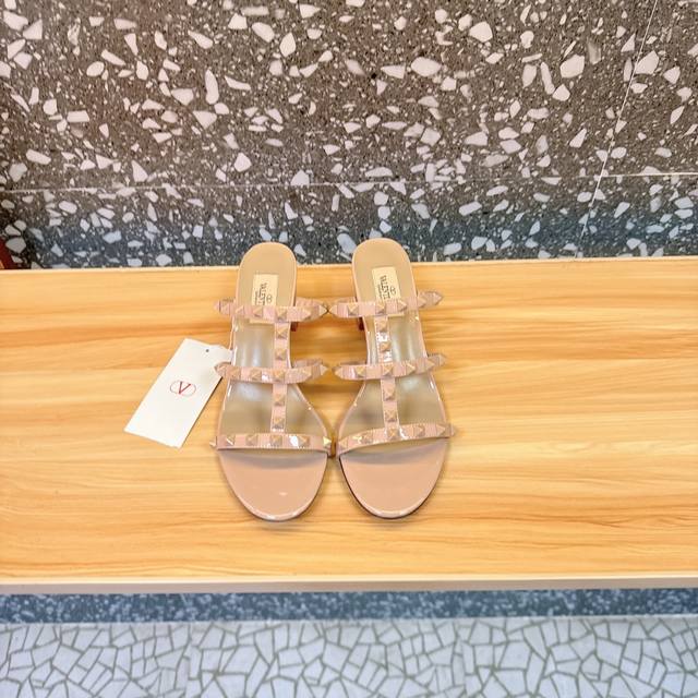 Valen**Tino's popular block-heeled sandals instantly outshine all other versions