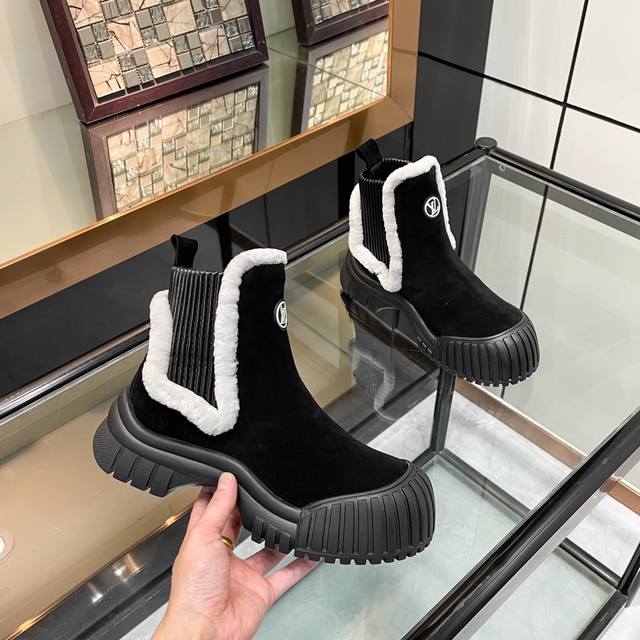 Factory Price P Louis Vuitton new runway model, a high-end custom replica of a