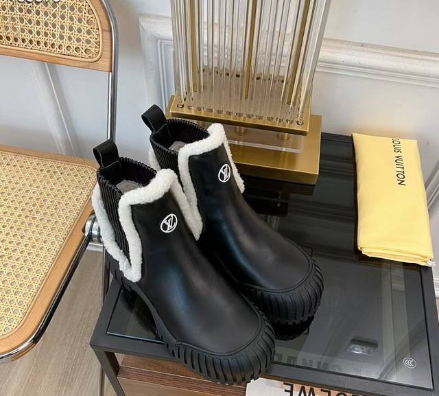 Factory Price P Louis Vuitton new runway model, a high-end custom replica of a