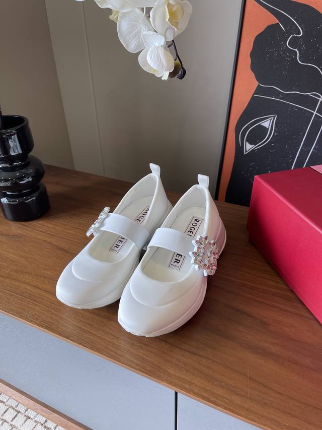 Top quality Roger Viv** diamond buckle sneakers Lycra leather upper sheepskin l