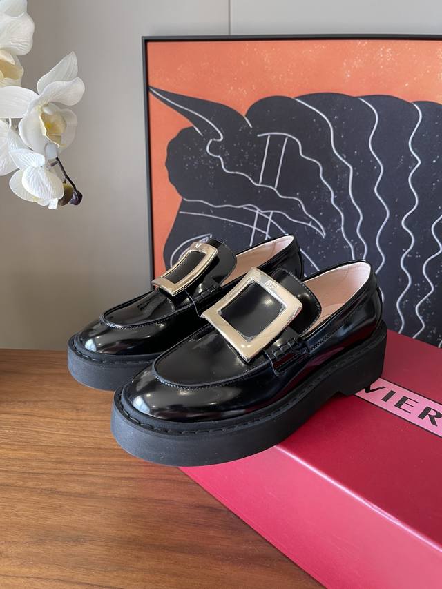 Top quality Roger Viv** classic square buckle loafers with open edge beads, cowh