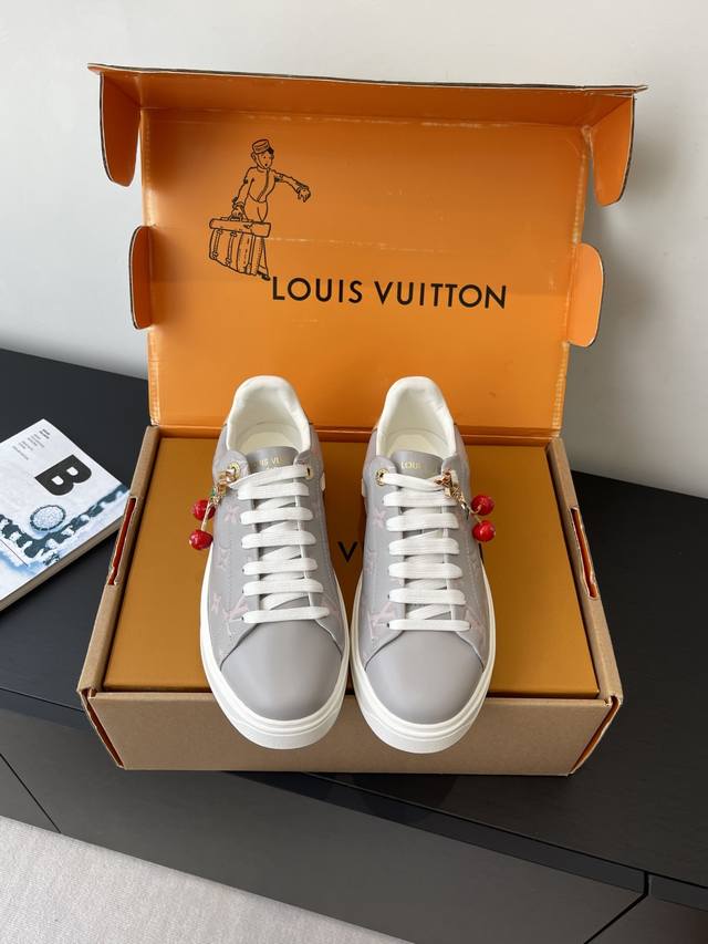 Louis Vuitton casual white sneakers are highly recommended by many influencers a