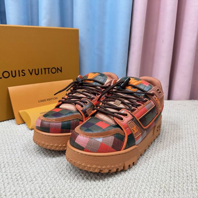 A hot new couple's shoe has arrived! DDD's top-of-the-line Lv~Trainer Louis Vuit