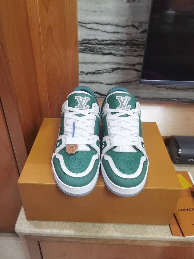A new hot-selling couple's item is arriving! The Louis Vuitton Lv-Trainer is a r