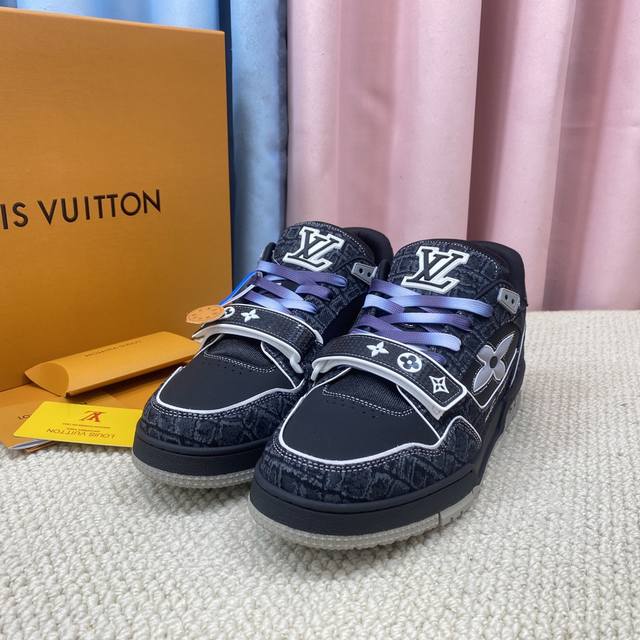 A new hot-selling couple's item, Lv-Trainer Louis Vuitton, competing against all