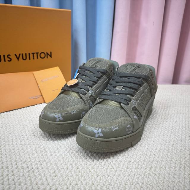 New couple's Lv-Trainer Louis Vuitton vs. all other couple's models on the mark