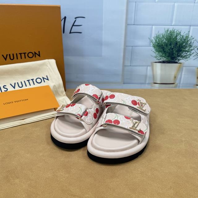 Louis Vuitton couple's pair, the latest runway style, a flat-soled, versatile sh