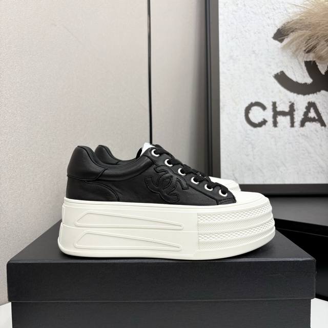 Chane* New Chanel leather-clad thick-soled biscuit shoes, panda shoes, white sho