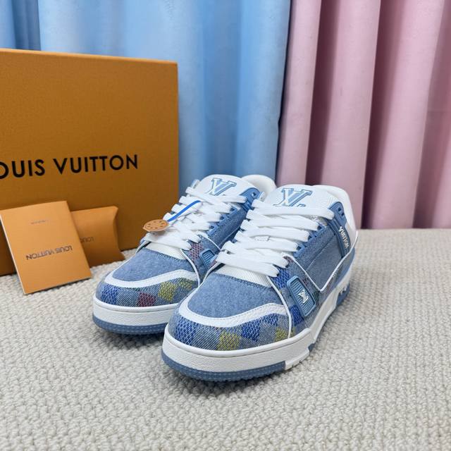 s new couple's Lv-Trainer Louis Vuitton pair competes with all other couple's mo