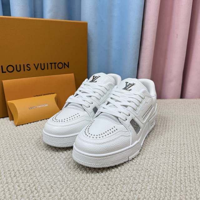 A hot new couple's shoe has arrived! DDD's top-of-the-line Lv~Trainer Louis Vuit