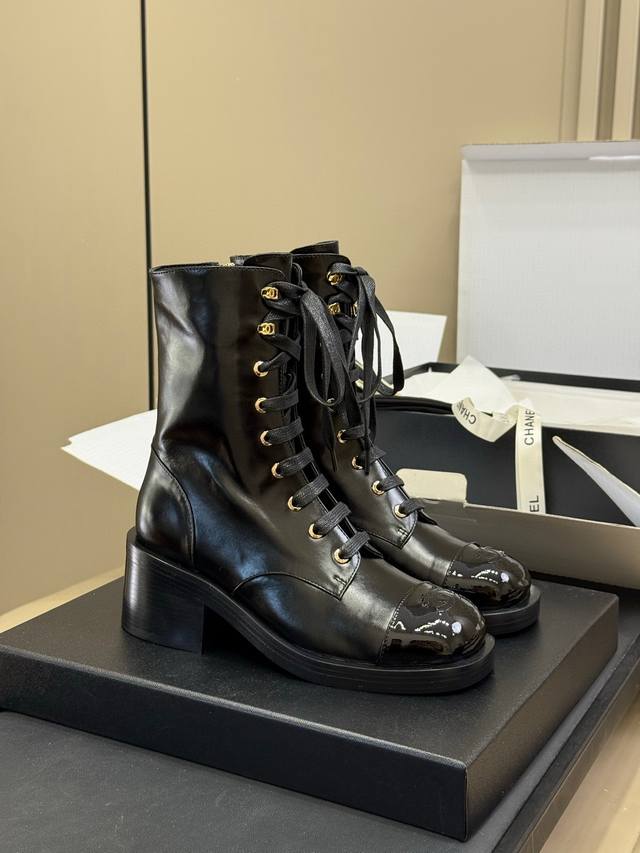 Chanel Fw25 New Arrival~ Chanel's new Fall/Winter 25 motorcycle boots. This clas
