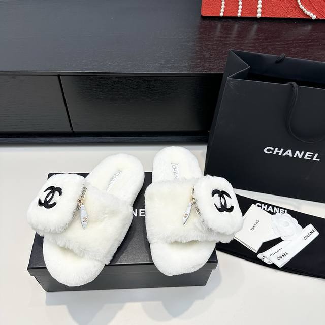 Chanel Chanel 25th anniversary new small coin purse wool slippers Regular size: