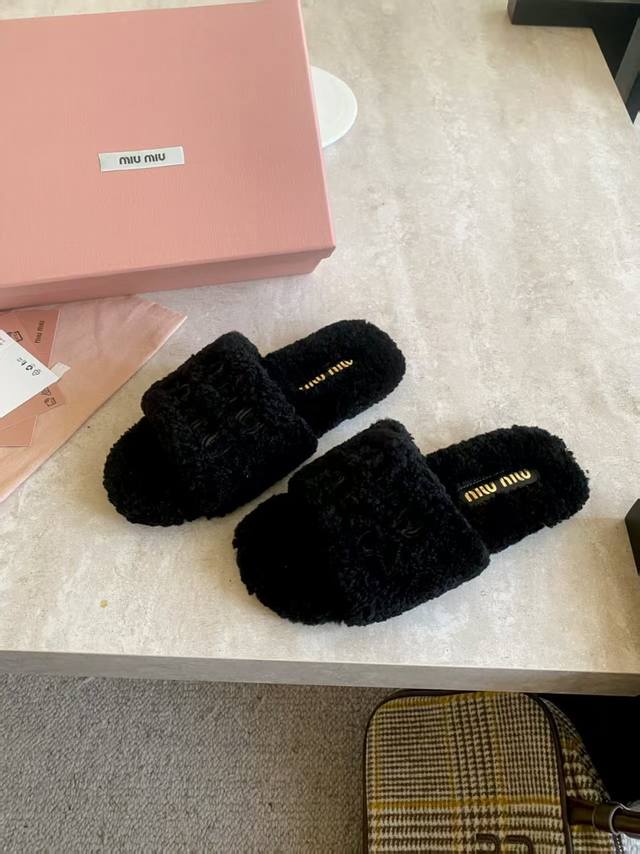 Miumiu Miu Miu 2025 Autumn and Winter Furry Slippers Whether worn at home or out