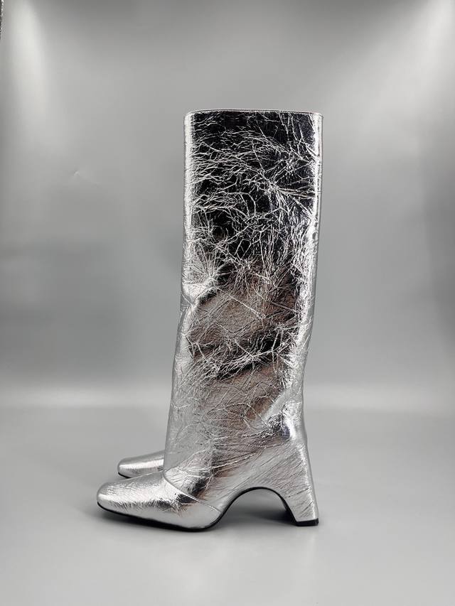 Coperni 25Ss new fall/winter straight boots with shaped heels. DDD. This unique