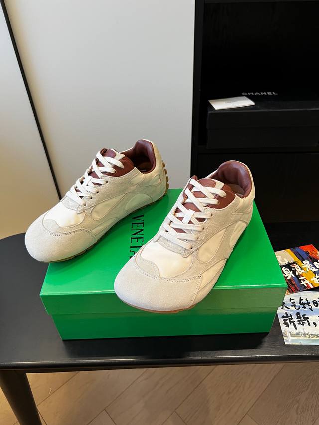 Liu Wen's new Bottega Veneta sneakers are in love. I love the Bottega Veneta Orb