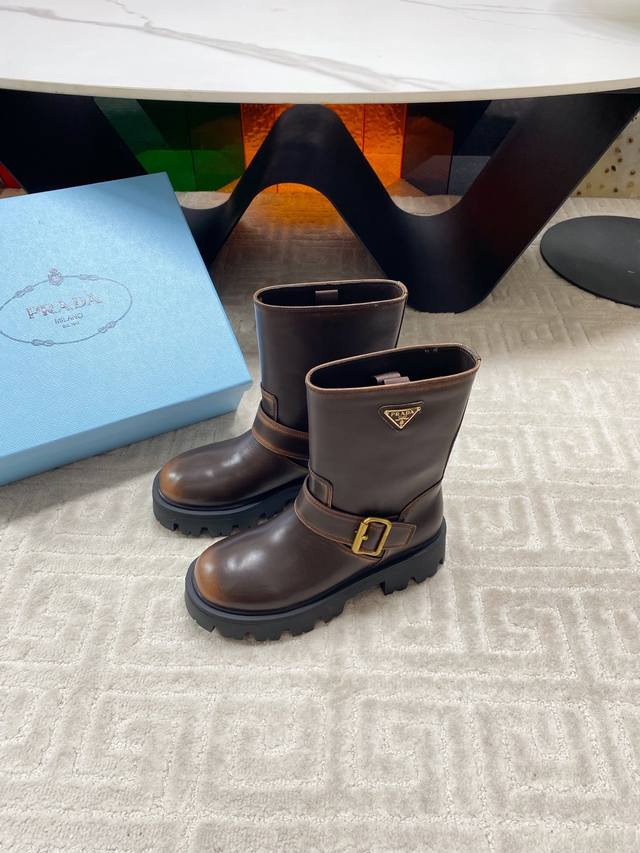 Factory-made Prada classic triangle-label slip-on boots for women. This winter