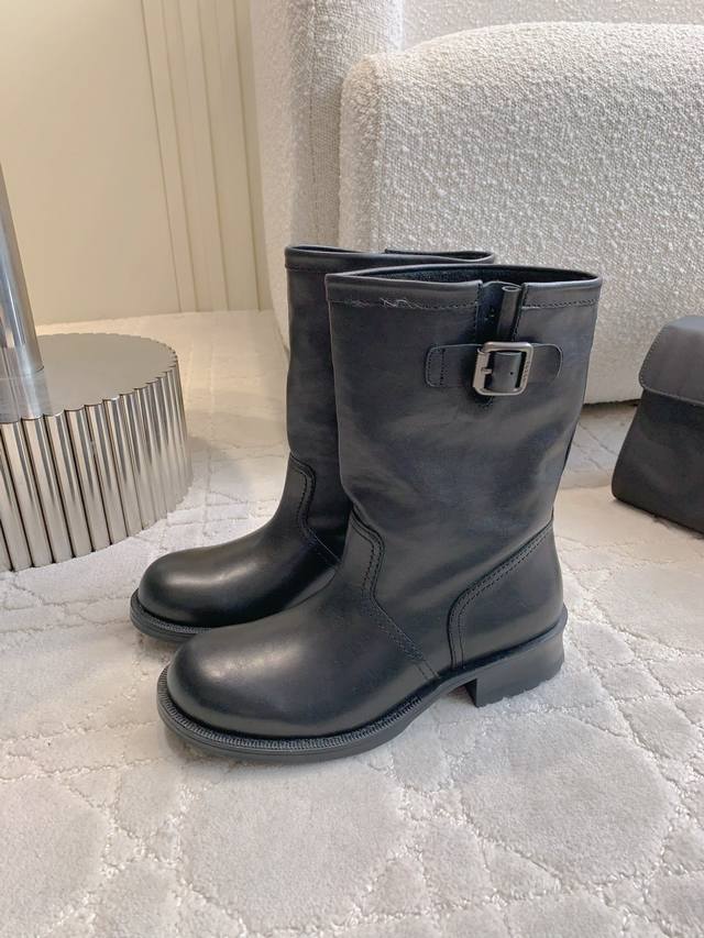 Prad* New retro ankle boots with a natural stacking feel. They look great on the