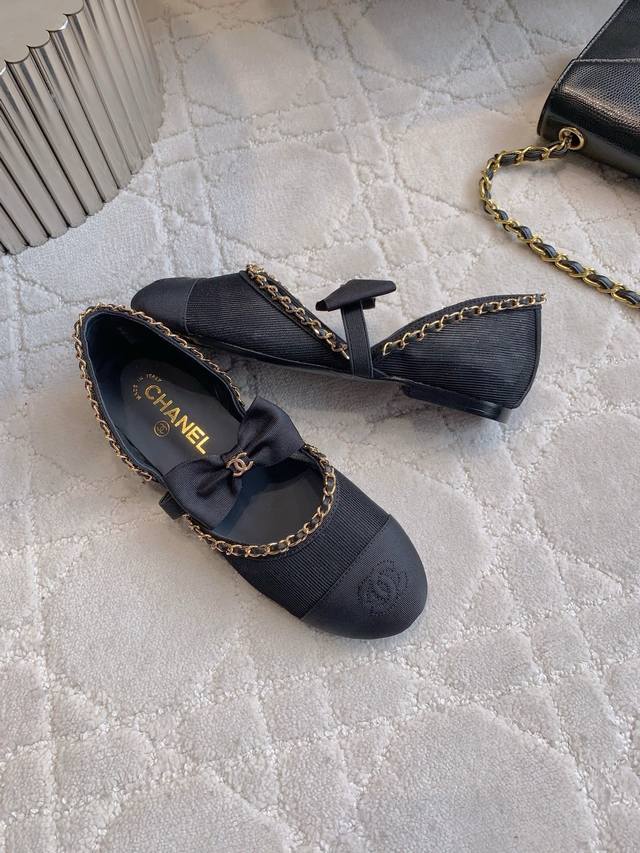 Mesh and leather Chane*'s new hollow bow Mary Jane shoes are truly impressive. T