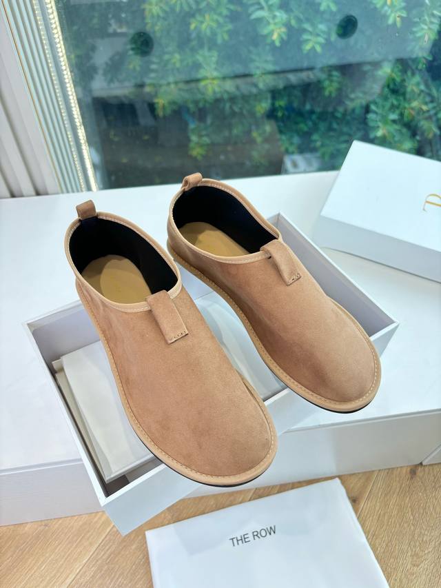 G679 The Row 25 Spring/Summer new flat dance shoes DDD. It's rare to see a dance