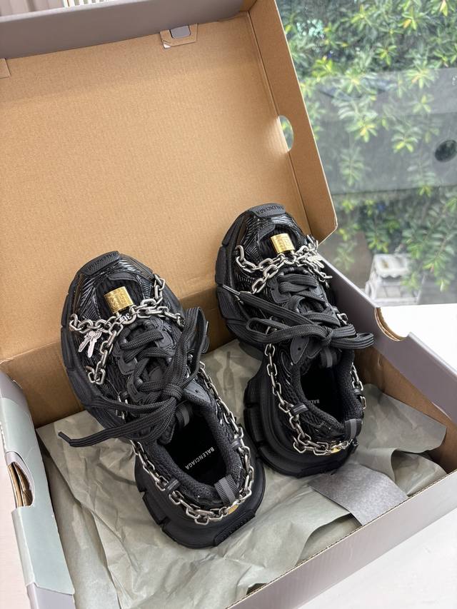 G221 Top-quality Balenciaga 3Xl all-black chain. defies imagination, reinventing