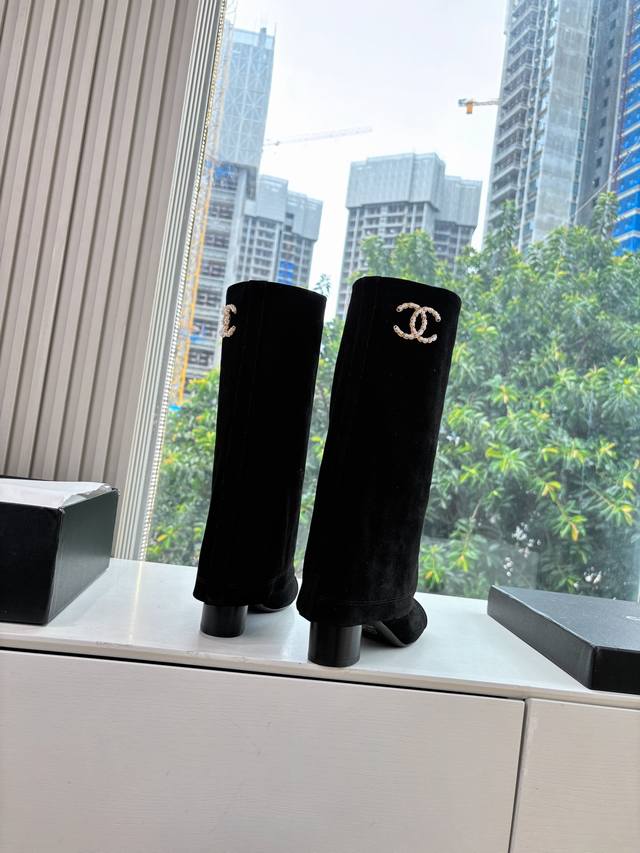G318 Chanel* Chanel Autumn/Winter New Lettered Knight Boots. These knight boots