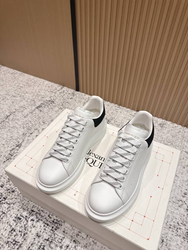 Purchasing-level men's +10 # McQueen is undoubtedly the classic king of white sn