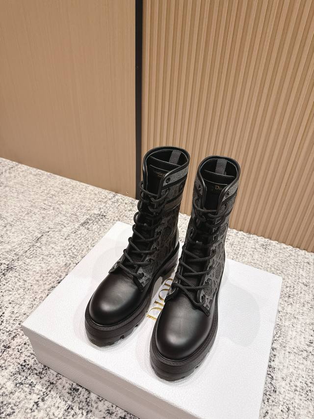 comes with an official website airplane box. Dior's new D-Mor ankle boots for F