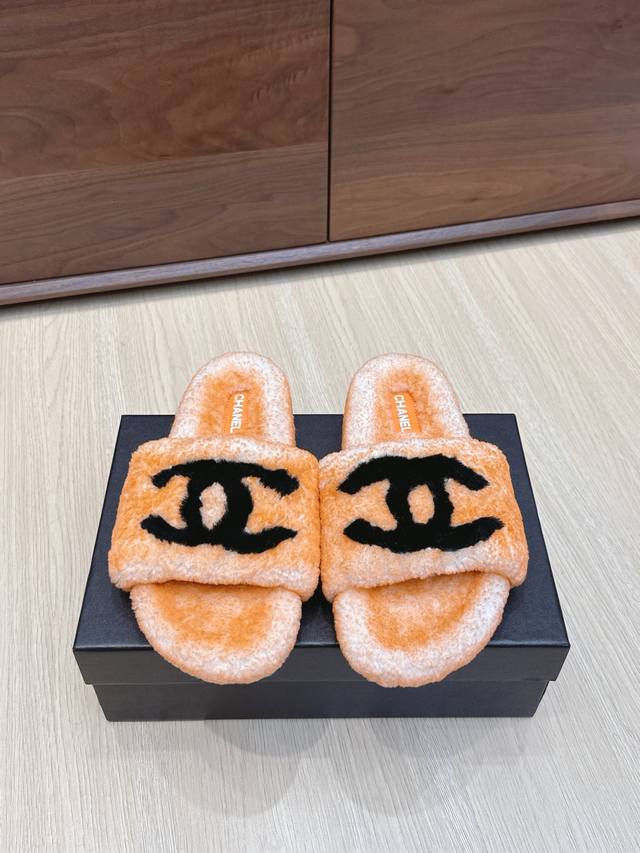 Shopping-level Chanel classic four-season double C fur slippers! This fur slipp