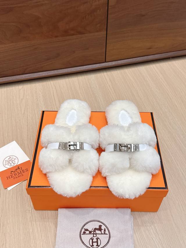 Hermes Oran Furry Slippers Classic sheepskin and fur slippers, gentle temperamen