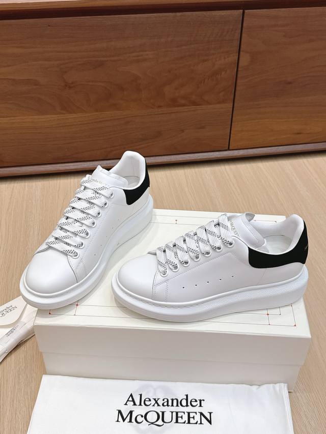 Purchasing-level men's +10 black velvet tail# McQueen is undoubtedly the classic