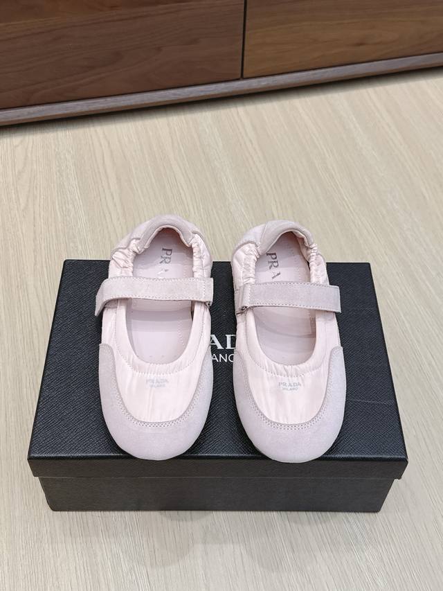 Agent-level Prada Prada's new women's shoes, spliced Mary Jane shoes Prada adher