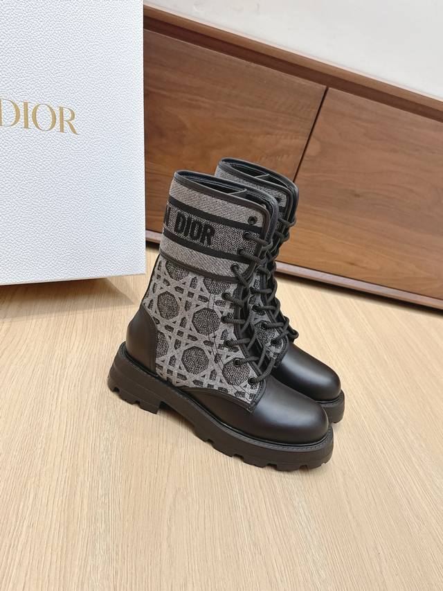 Agent-level # Dior's new light-soled embroidered short boots These handsome boot