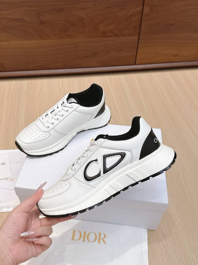 Dior's new couple's casual sneakers reinterpret sporty style with an elegant and