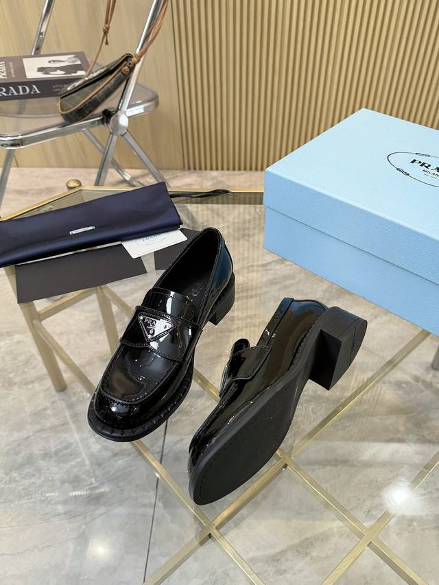 High-quality women's patent leather Prada's new triangle-shaped platform shoes