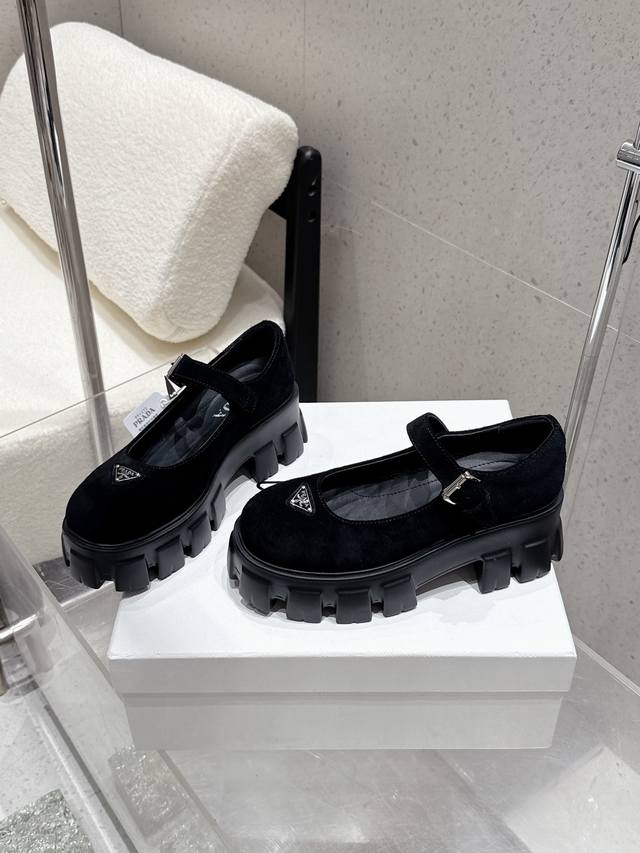 Prada 25Ss new thick-soled Mary Jane DDD. The distressed, retro, and avant-garde