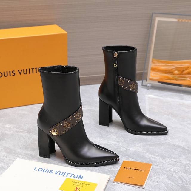 Shopping agent-level! Completely packaged, these Louis Vuitto Silhouette boots