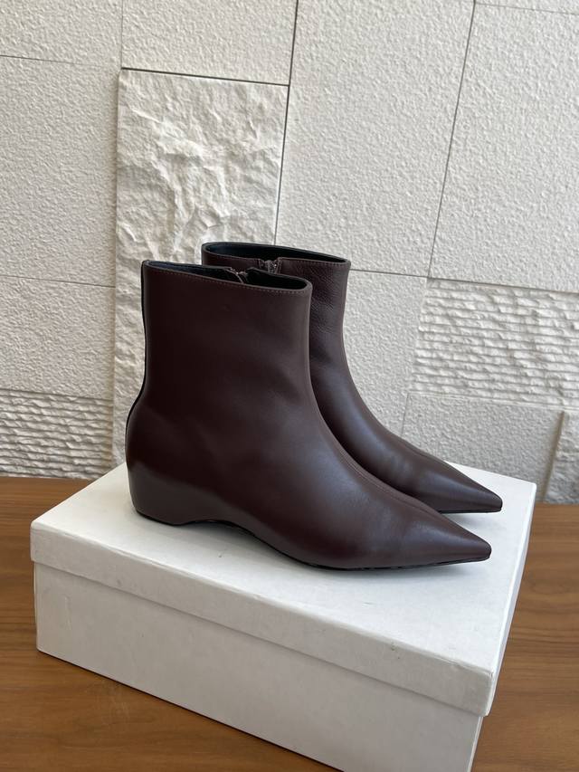 Top-of-the-line version: Khaite 25Ss New Fall/Winter Pointed-Toe Block-Heel Sybi