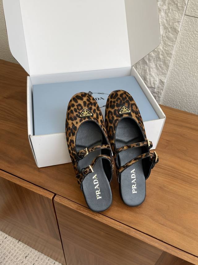 Premium version: Delivered with an exquisite counter box Prada 25Ss new autumn a