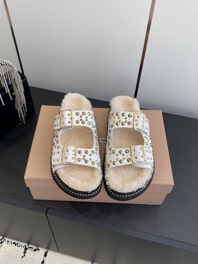 Miu Miu's new thick-soled riveted wool slippers are now available. These flat, s