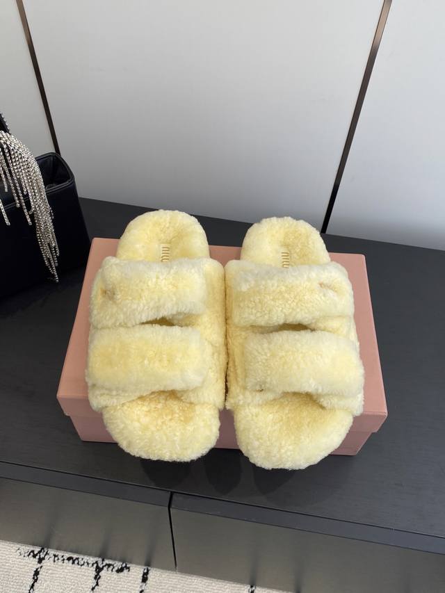 Miu Miu 25Ss Fall/Winter runway new arrivals. These slip-on wool slippers are a
