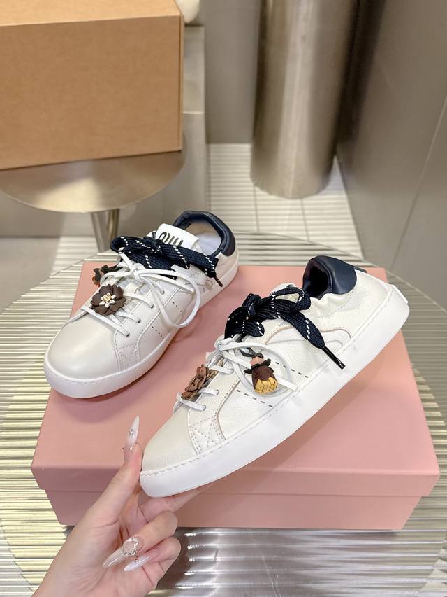 Miu Miu's new British-style lace-up white sneakers are a new season trend, showc