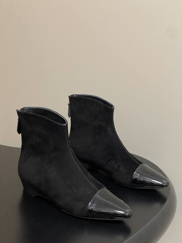 2025 Early Fall New Alaia Suede Ankle Boots with Pointed Toe and Rear Zipper The